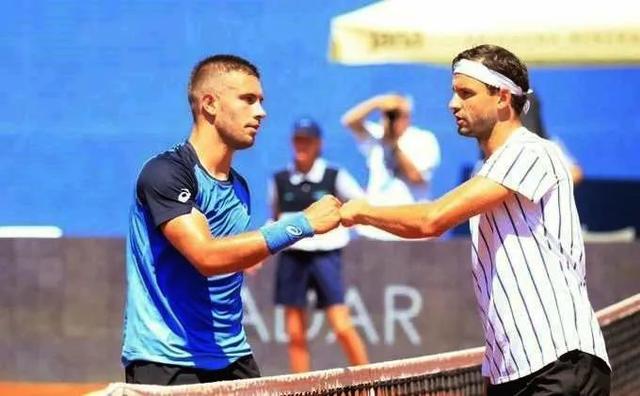 他的侧翼体 他的侧翼体